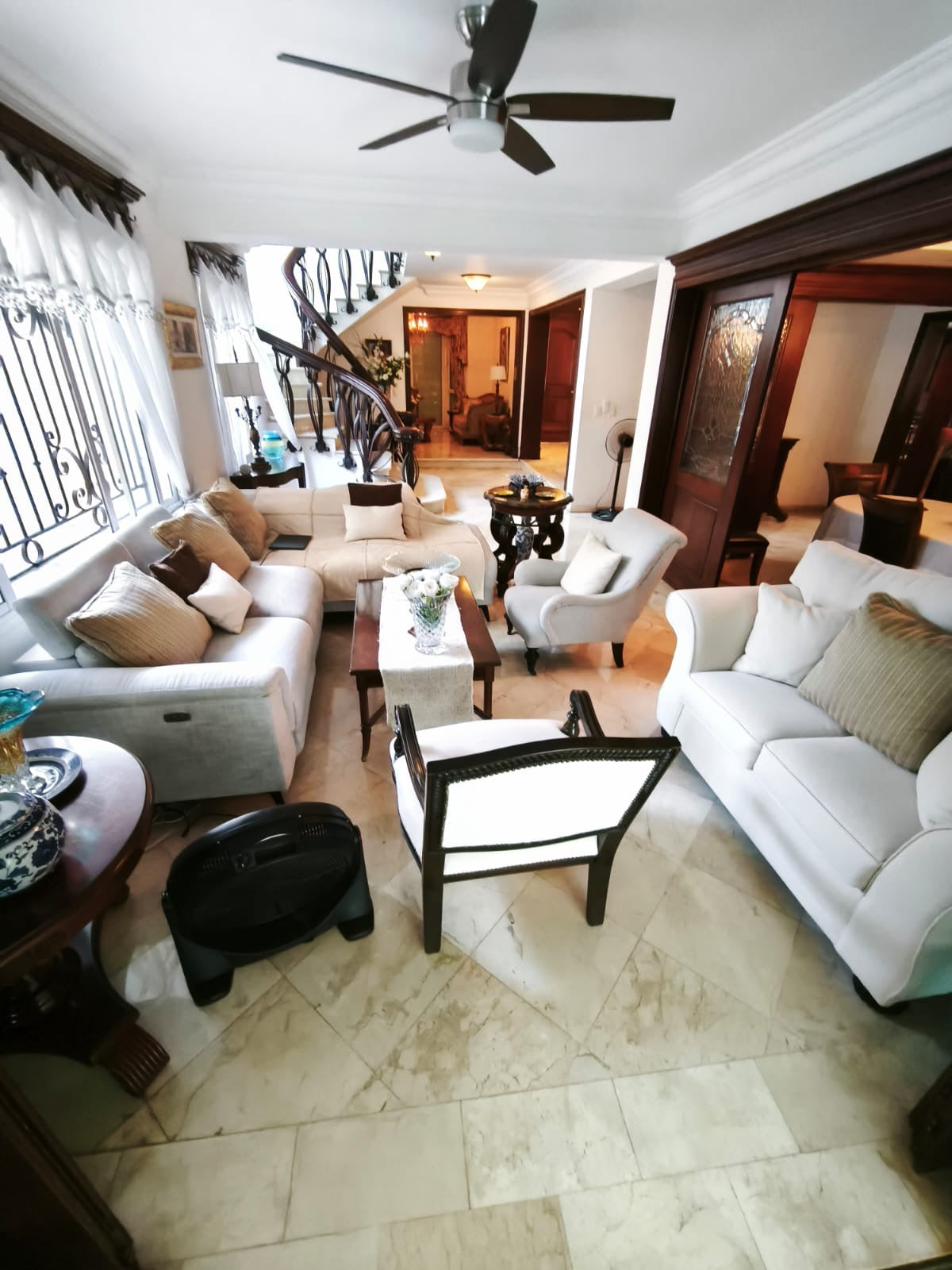 Alquilo casa de dos niveles en Los Cacicazgos