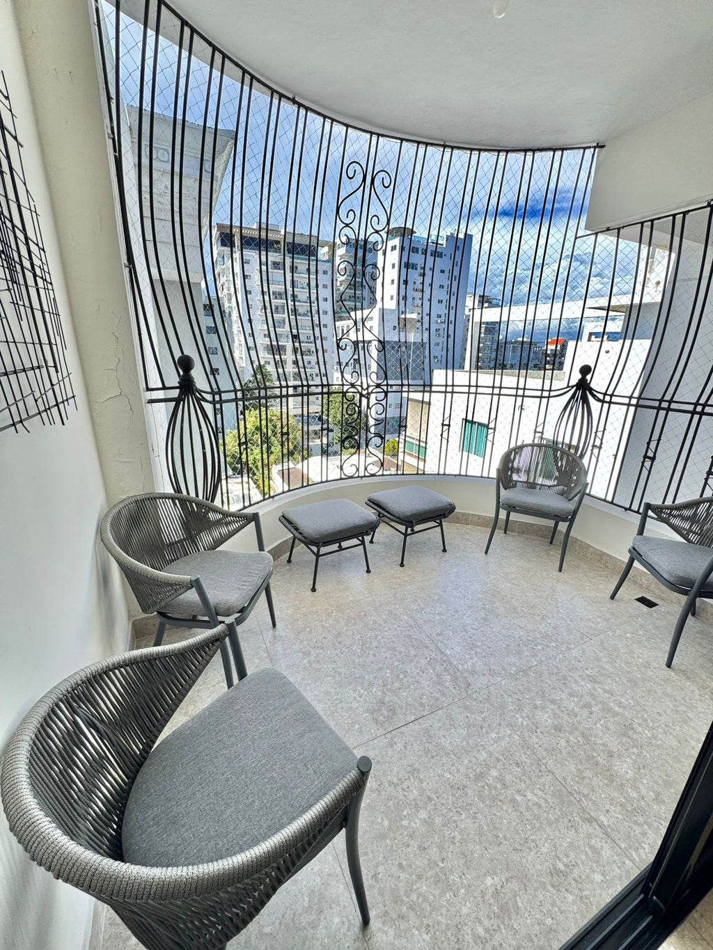 Espectacular Penthouse de 4 Habitaciones con Vista al Mar Urbanización Real