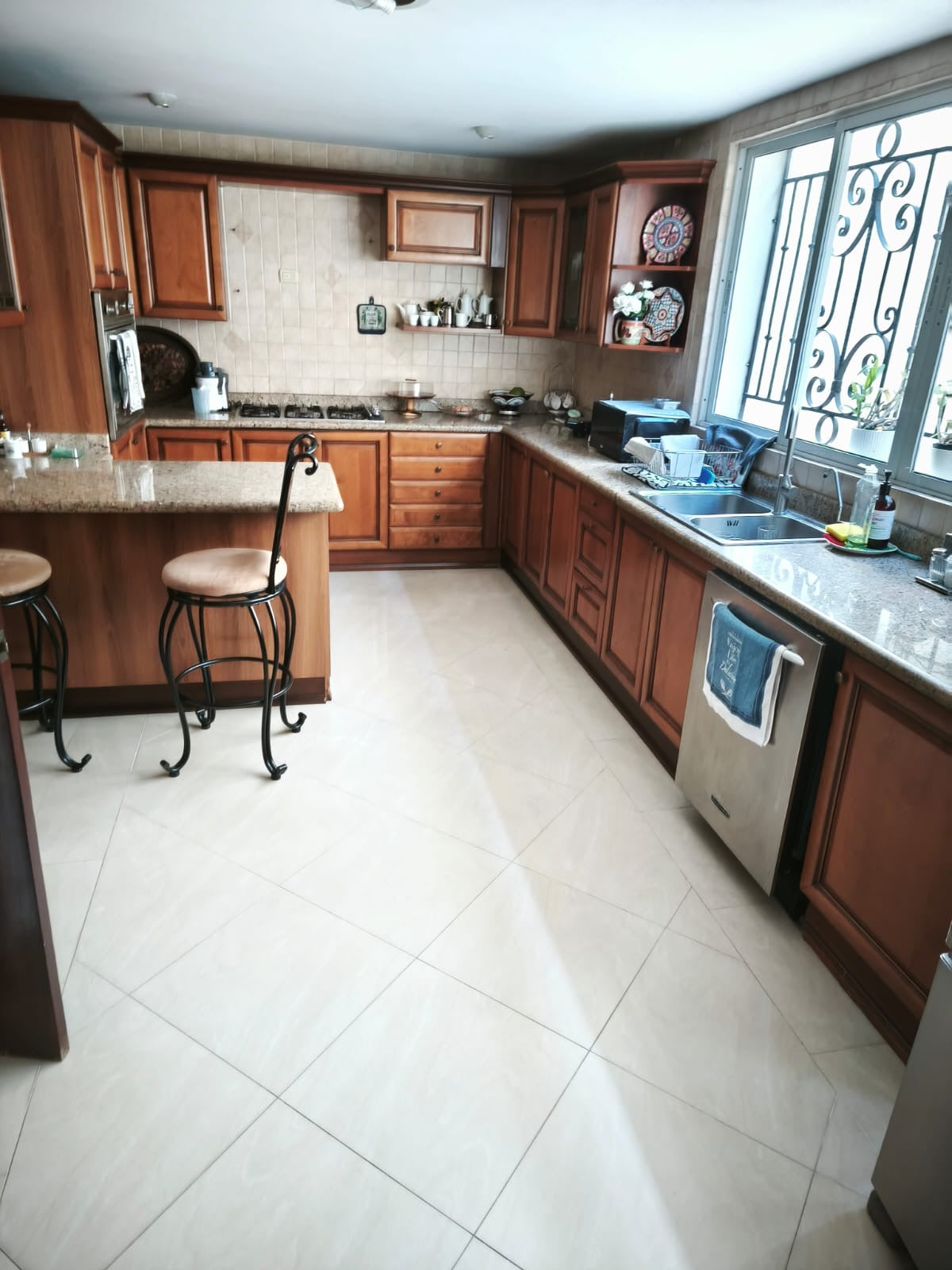 Alquilo casa de dos niveles en Los Cacicazgos