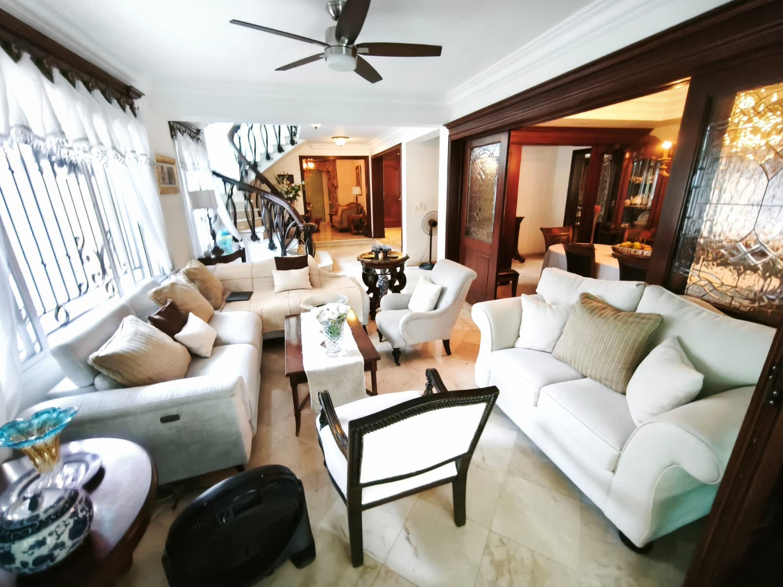 Alquilo casa de dos niveles en Los Cacicazgos