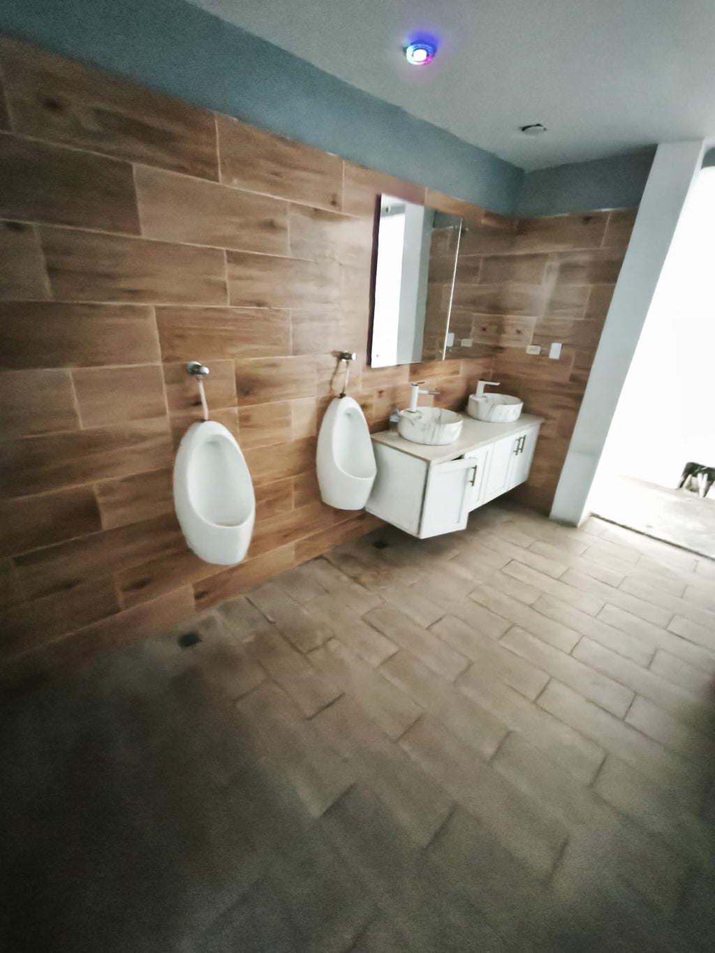 VENDO PARADOR AUTOPISTA DEL ESTE