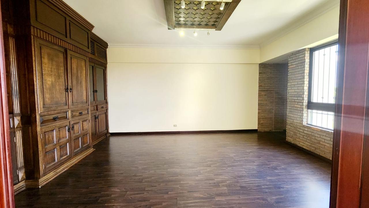 Alquilo apartamento en la Av. Anacaona