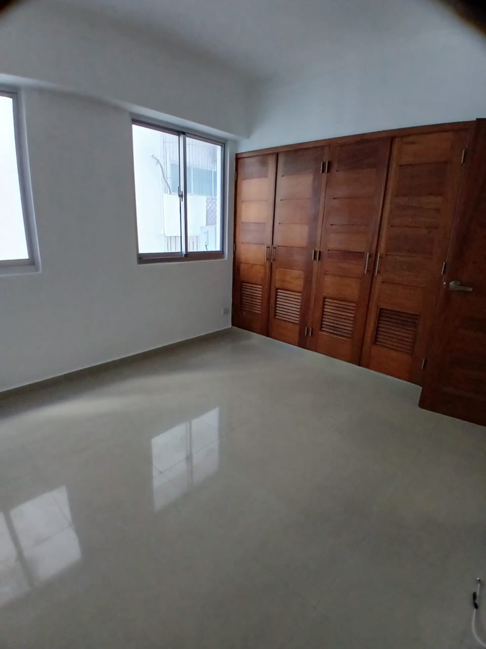 VENDO AMPLIO  APARTAMENTO EN PIANTINI