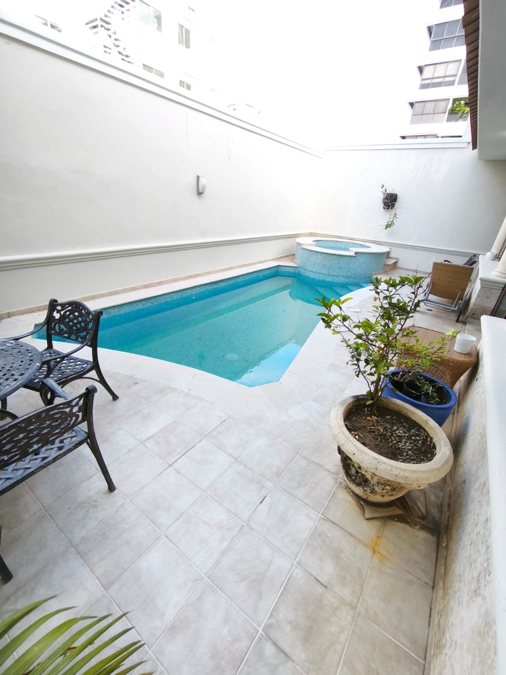 Alquilo casa de dos niveles en Los Cacicazgos