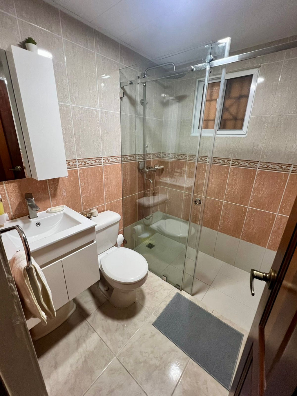 Vendo apartamento Urb. Tropical Independencia
120 metros.