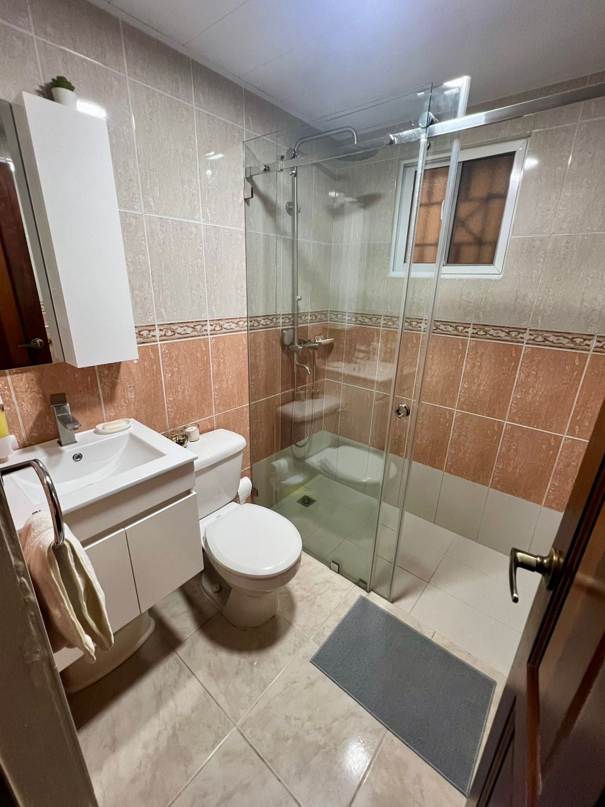 Vendo apartamento Urb. Tropical Independencia
120 metros.