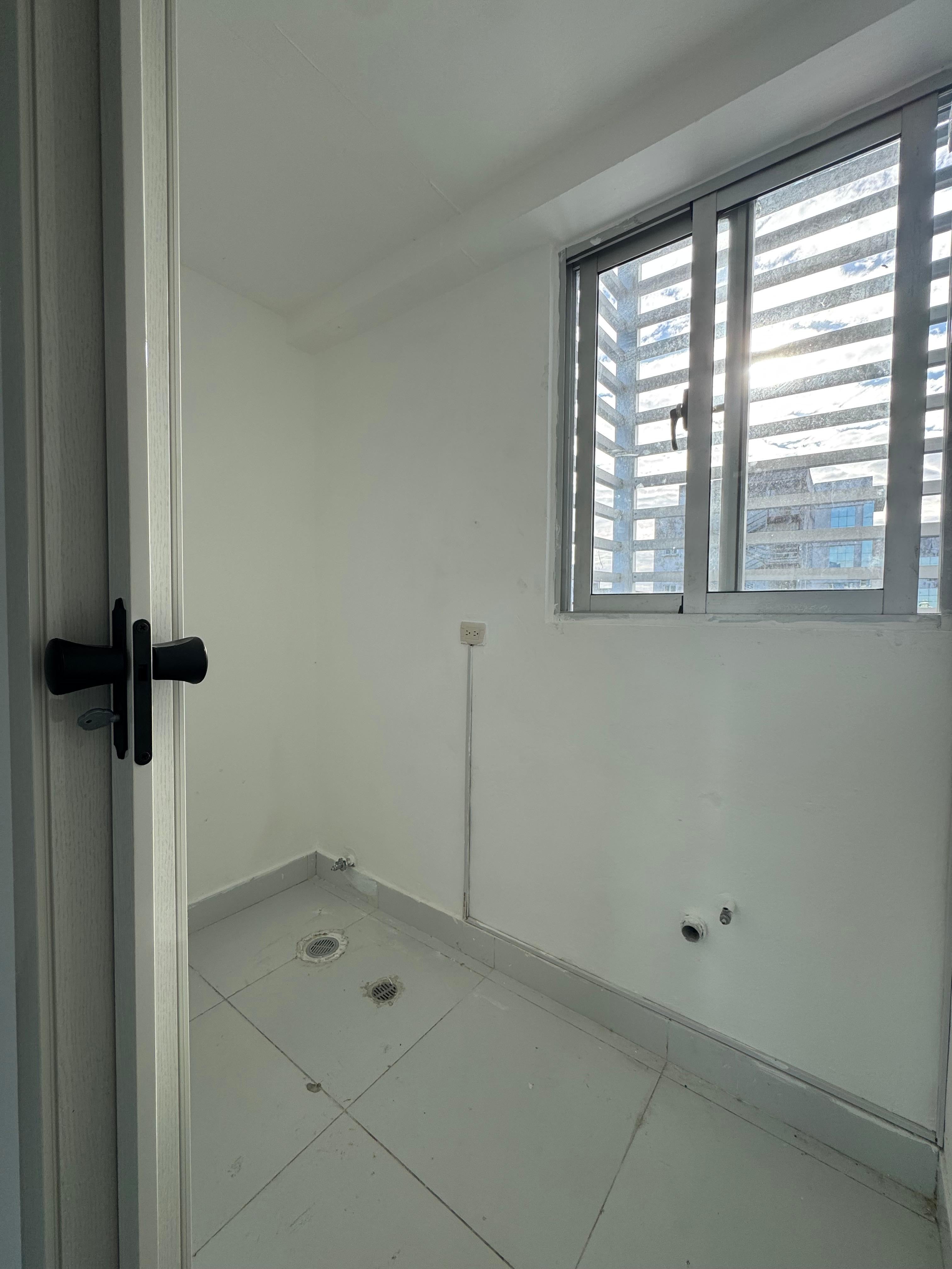 ALQUILO LOCAL EN PLAZA COMERCIAL MILLON