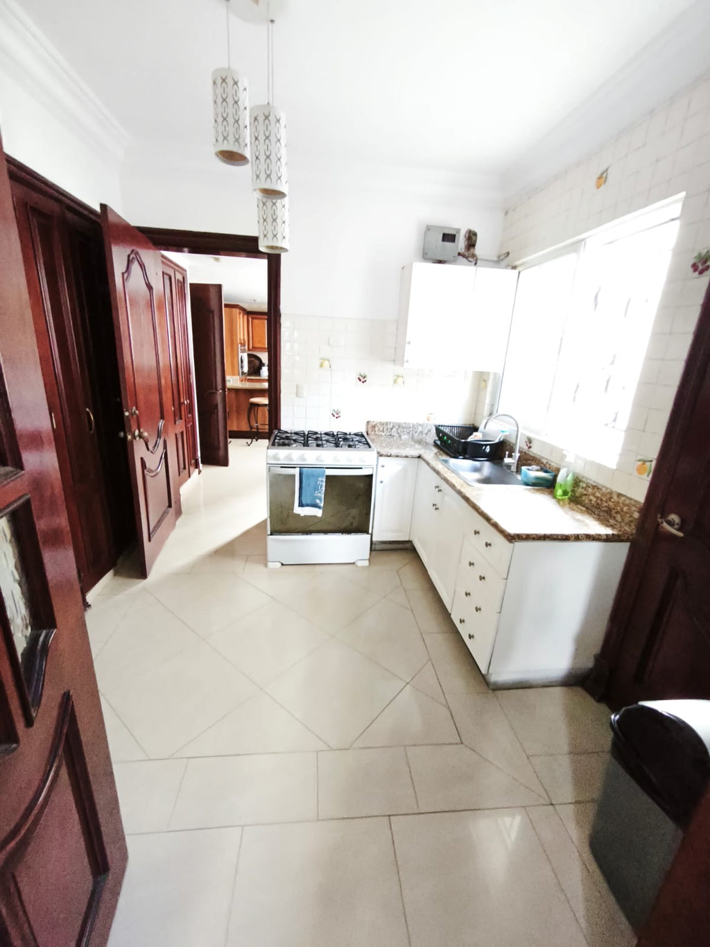 Alquilo casa de dos niveles en Los Cacicazgos