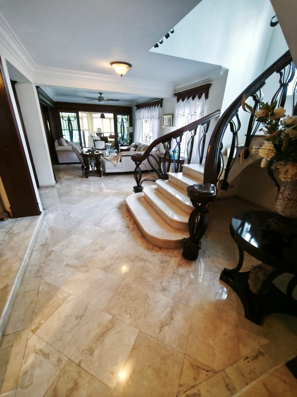 Alquilo casa de dos niveles en Los Cacicazgos