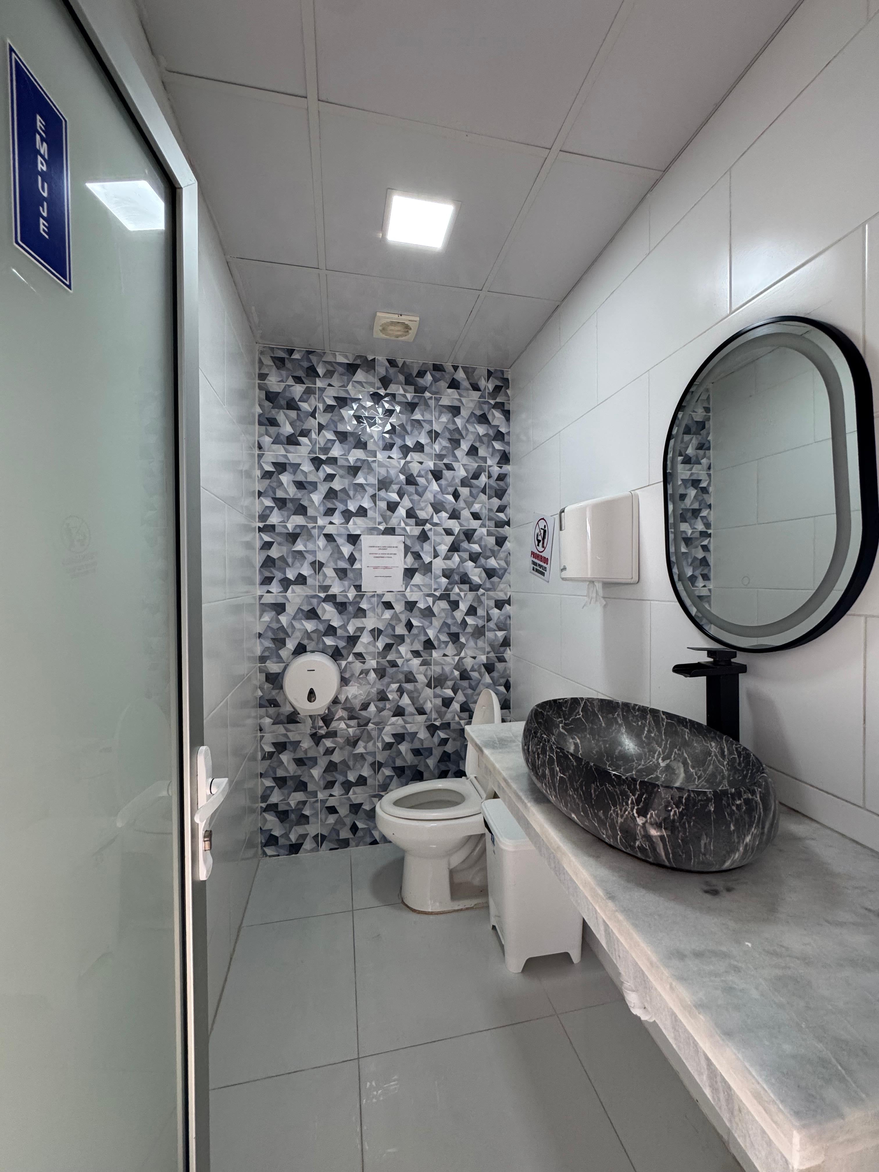 ALQUILO LOCAL EN PLAZA COMERCIAL MILLON