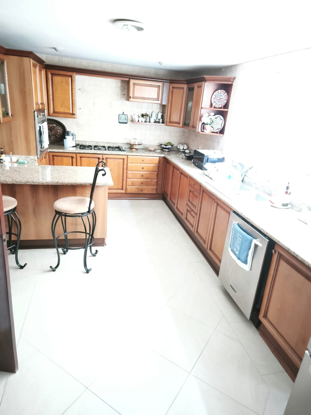 Alquilo casa de dos niveles en Los Cacicazgos